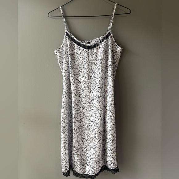 Divided, size 8 Elegant silky Black and White Lace Trim Nightgown slip - Picture 1 of 5